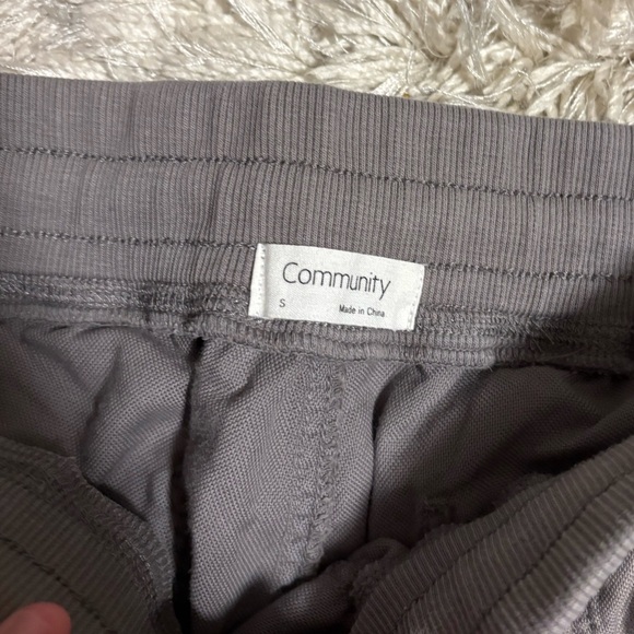 Aritzia • Community Cargo Pants • Size Small - Picture 2 of 2